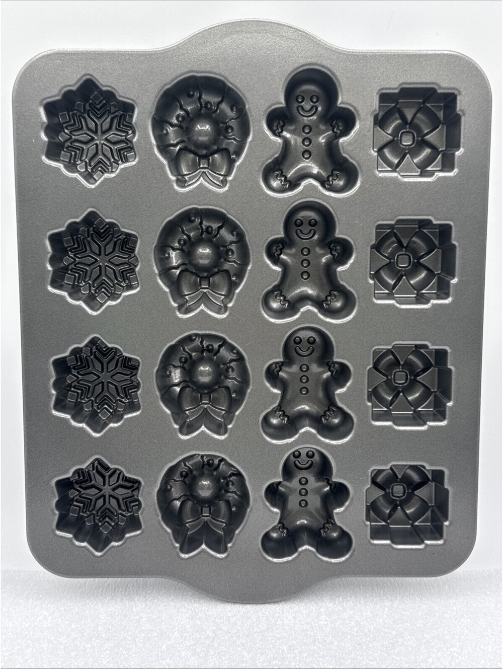 Nordic Ware 16 Holiday Teacakes Cakelet Pan Gifts Gingerbread Wreath Snowflake